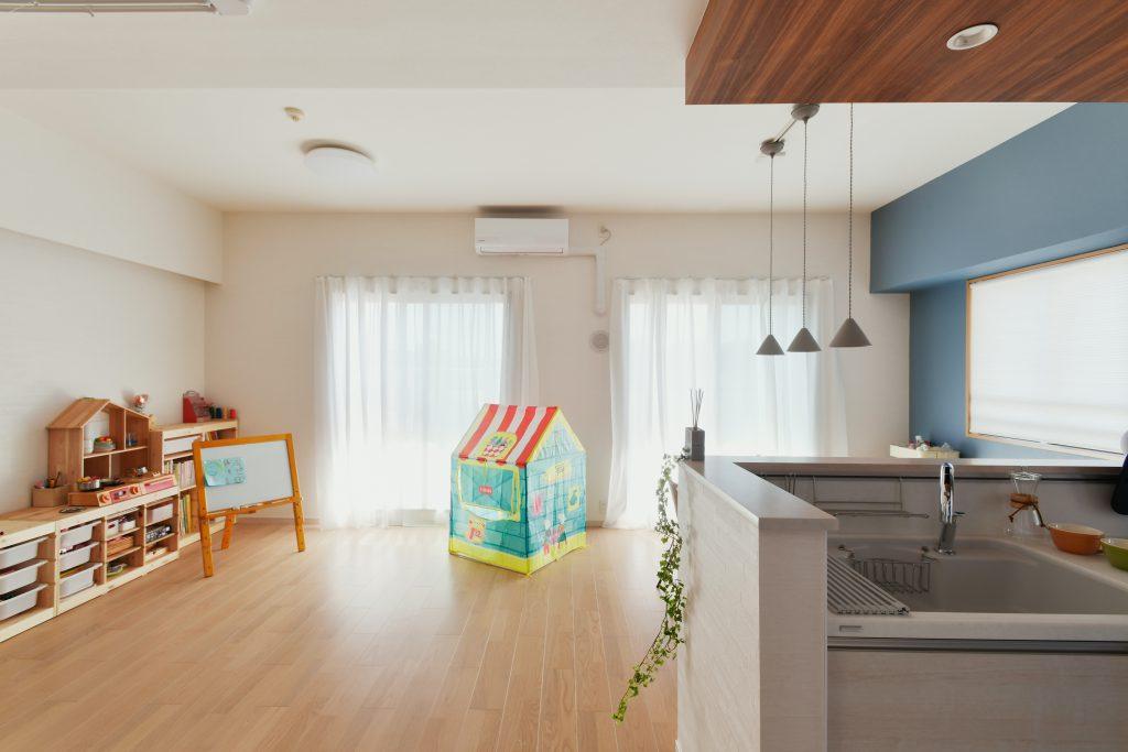 窓からの光が広くなったリビングを明るく優しく照らしてくれます。