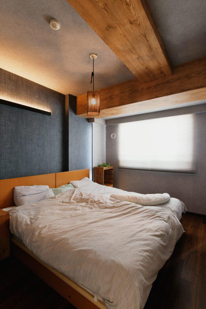 ご主人様こだわりのヴィンテージ風寝室。こだわって選んだクロスや照明です。