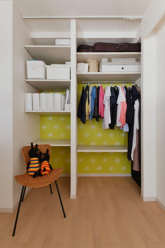 奥様のプライベート空間。完全な個室ではなく室内窓を取り入れた壁で曖昧に仕切るスタイル。奥様お気に入りのハリネズミ柄のクロスで仕上げています。リビングから見えるクロスが可愛くて、わざと見えるように収納しているそうです。自分のスペースって大切ですね。