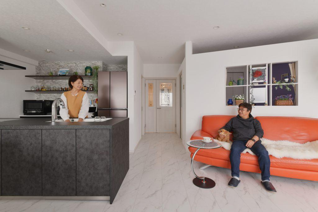 奥様のお部屋を斜めにレイアウトしたことでソファにも角度が付いて、自然とお互いの顔を見合わせられる ちょうどよい距離感になりました。