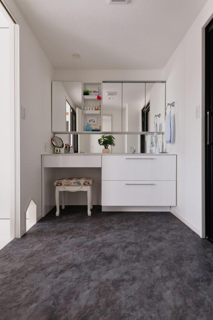 間取り変更で広くなった洗面室。座ってゆっくりお化粧ができます。なんとここにもわんこの抜け道が！