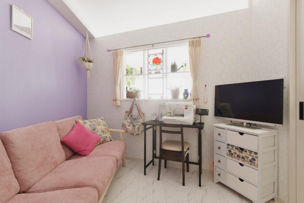 奥様念願のお部屋は元の和室の空間をサイズダウンした上で斜めにレイアウト。上部を抜くことと室内窓を付けて通風や採光も確保しています。