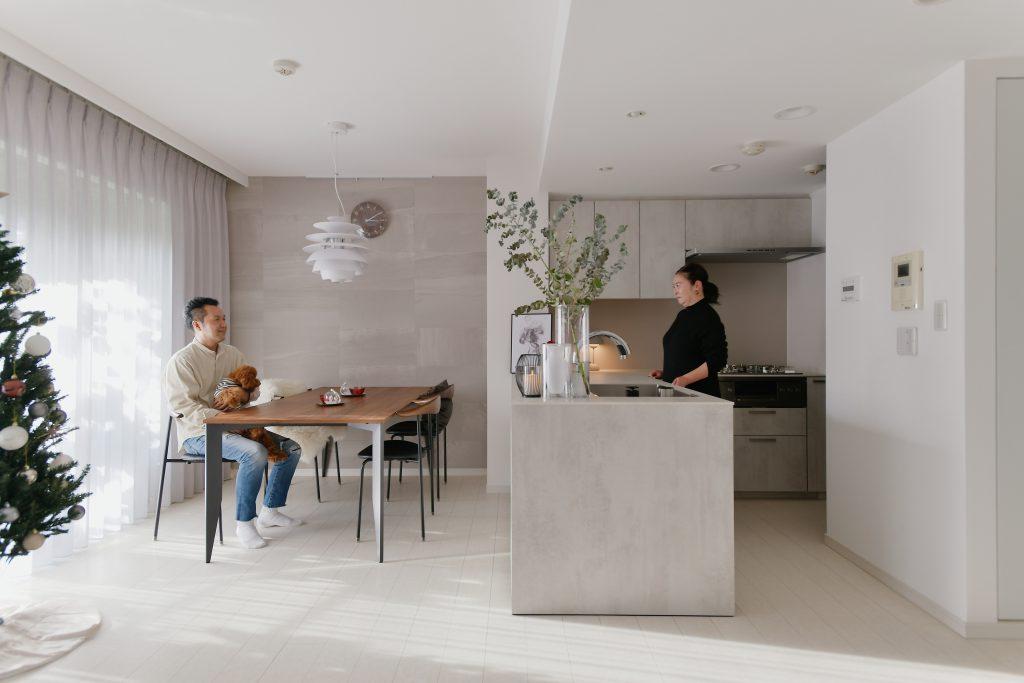 フラット対面キッチンが主役のリビング。おさえた色あいがお部屋の雰囲気をより上質に感じさせてくれます。