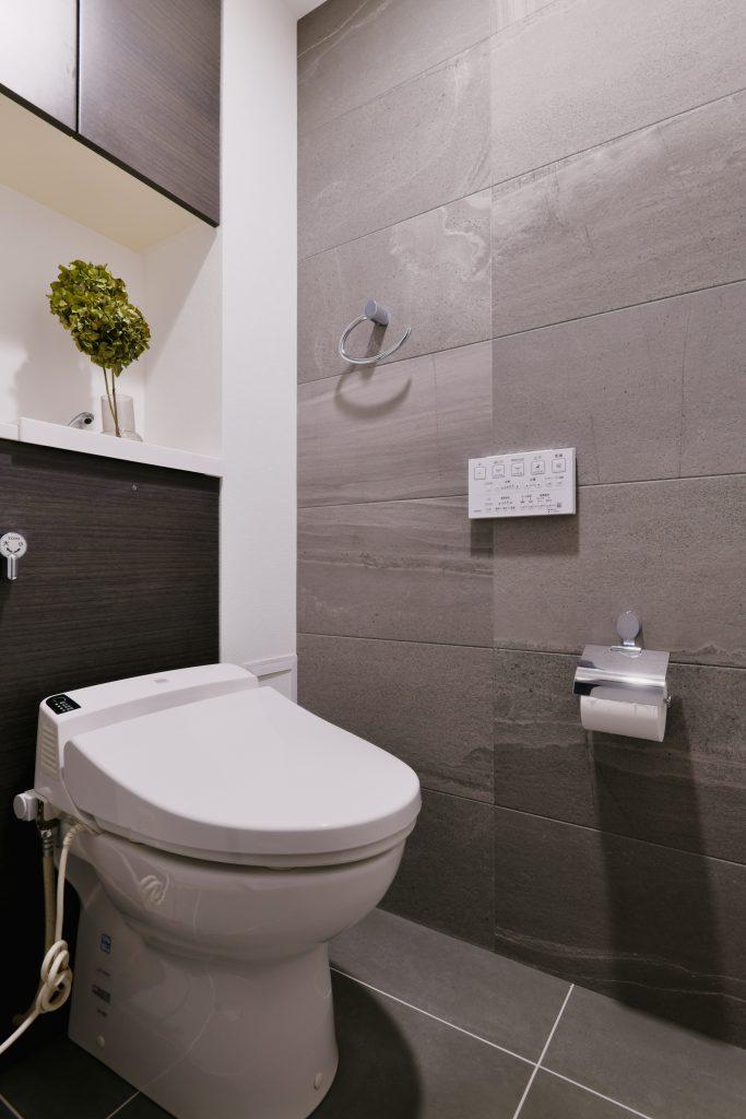 壁面はダイニングと色違いのエコカラット。ダークグレーで落ち着いた雰囲気に。