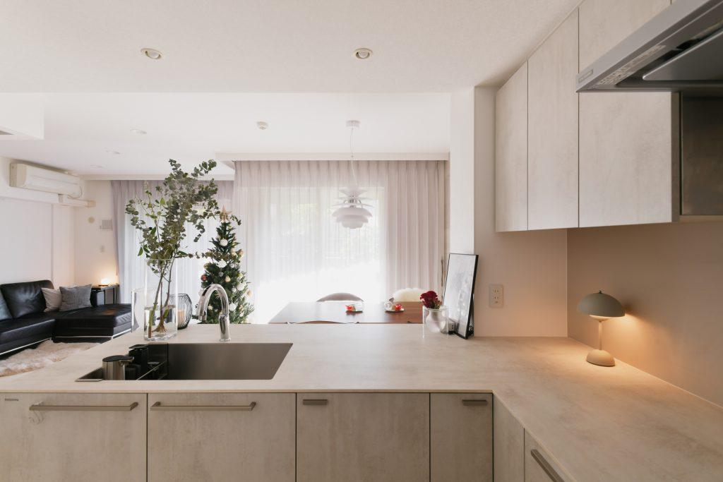 オーダーで造ったノイズレスデザインのキッチン。どこから見ても美しく感じられるように意識しました。