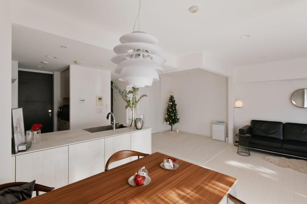 写真奥は元は和室だったところ。引戸を取り払い全体を広々LDKにしました。