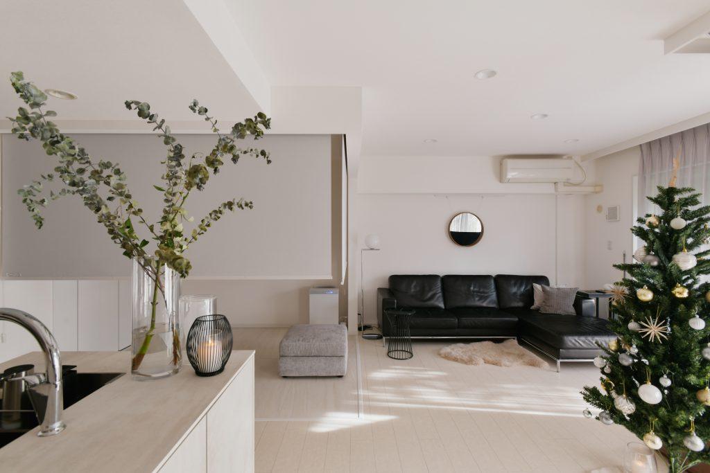 組み込んだお部屋は来客時などの必要に応じてロールスクリーンで仕切れるようにしました。開放しているときにはロールスクリーンが見えないように工夫しています。