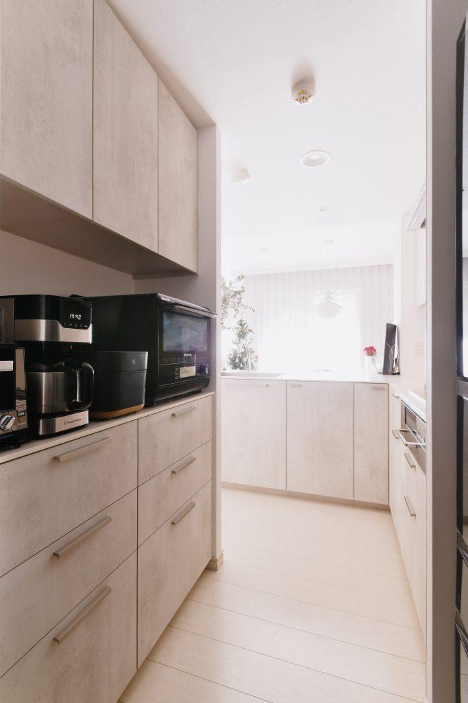 生活感が出てしまうキッチン家電はリビング側からは見えないようにまとめました。