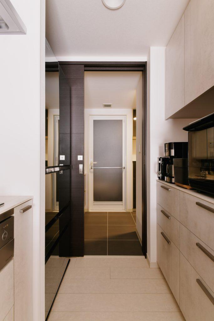 キッチンと洗面室をつなげて家事動線にも工夫を凝らしています。