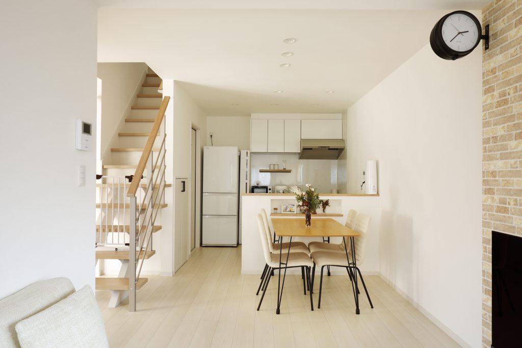 より広い空間を確保できるようキッチンは階段の右側に移動して、和室と洋室を合わせた空間をLDKにしました。
さらに圧迫感を感じさせないよう、玄関ホールも組み込みオープン階段のLDKにしました。