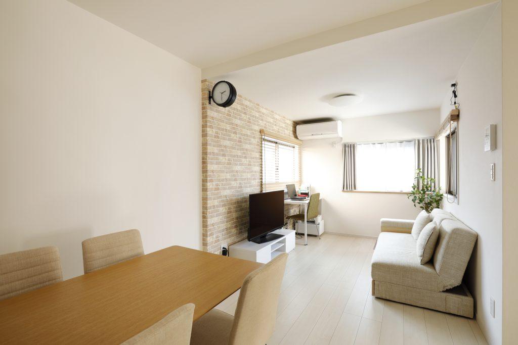 ソファーコーナーの前はウッドブラインドやお洒落な内装でくつろげる雰囲気に。