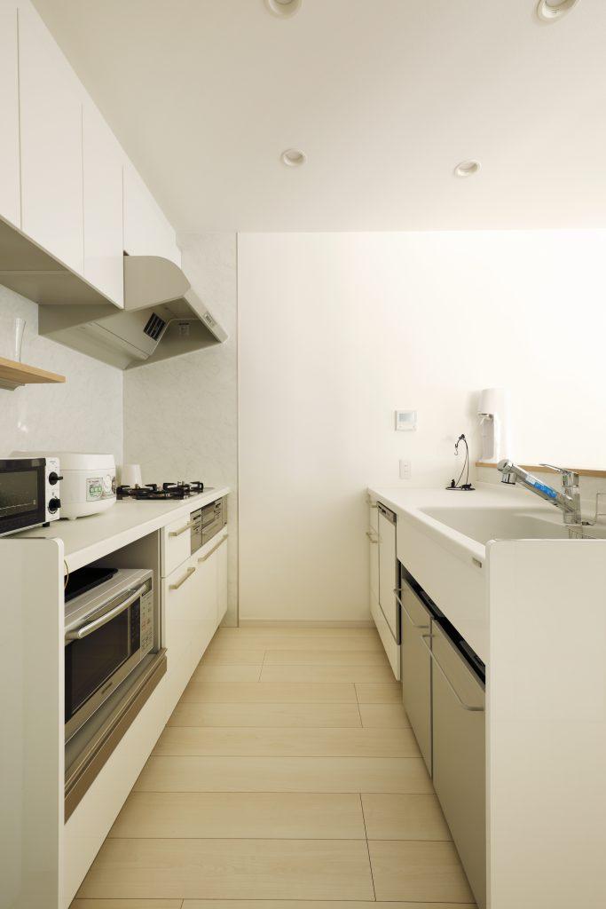 コンパクトながらⅡ列型にしたことで対面キッチンが実現。作業動線も良く使いやすいキッチンになりました。直接洗面室に繋がっているので家事動線も抜群です。