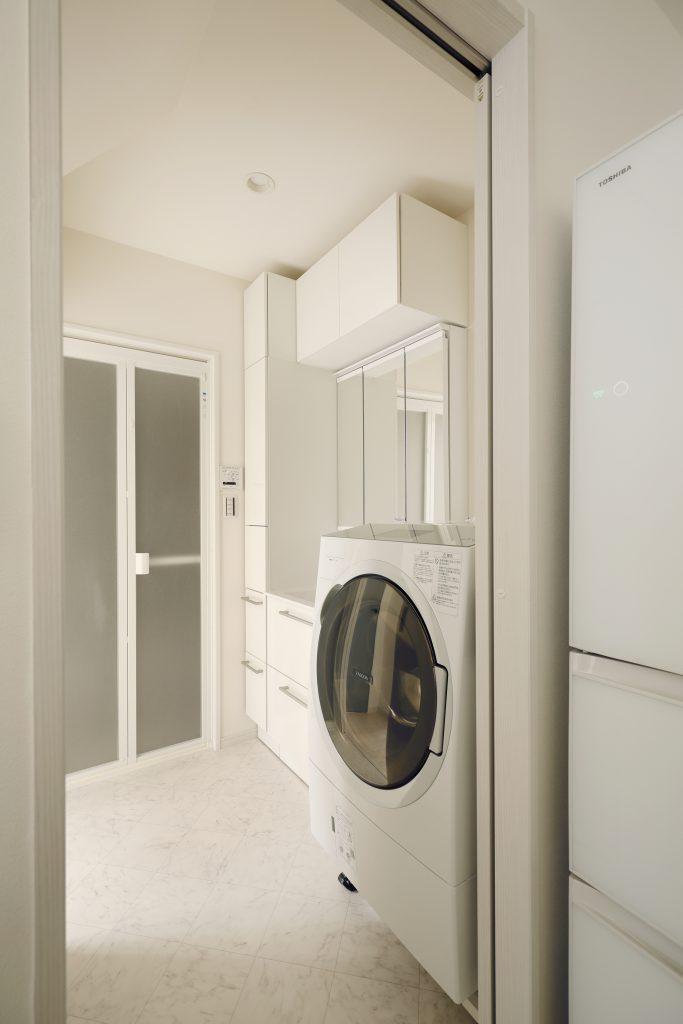 キッチンとなりにある洗面室は、キッチンからと廊下からの2方向から出入りができます。