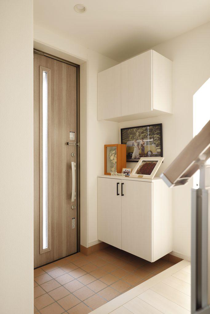 階段を通して2階からの光が届く明るい玄関です。