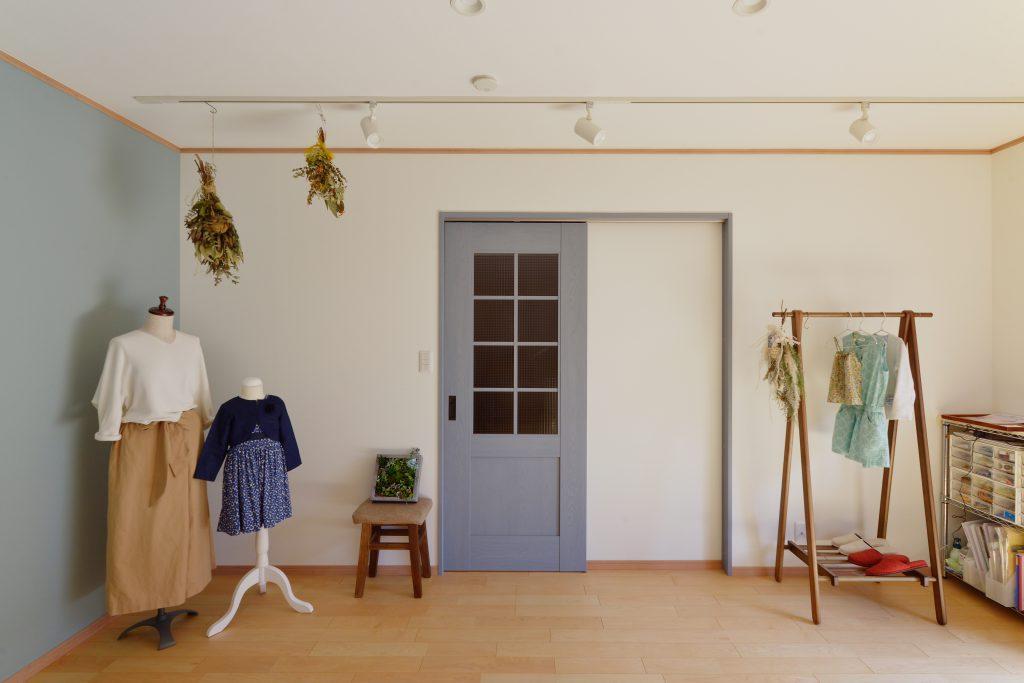 ブルーグレーの室内ドアが印象的なアトリエ。