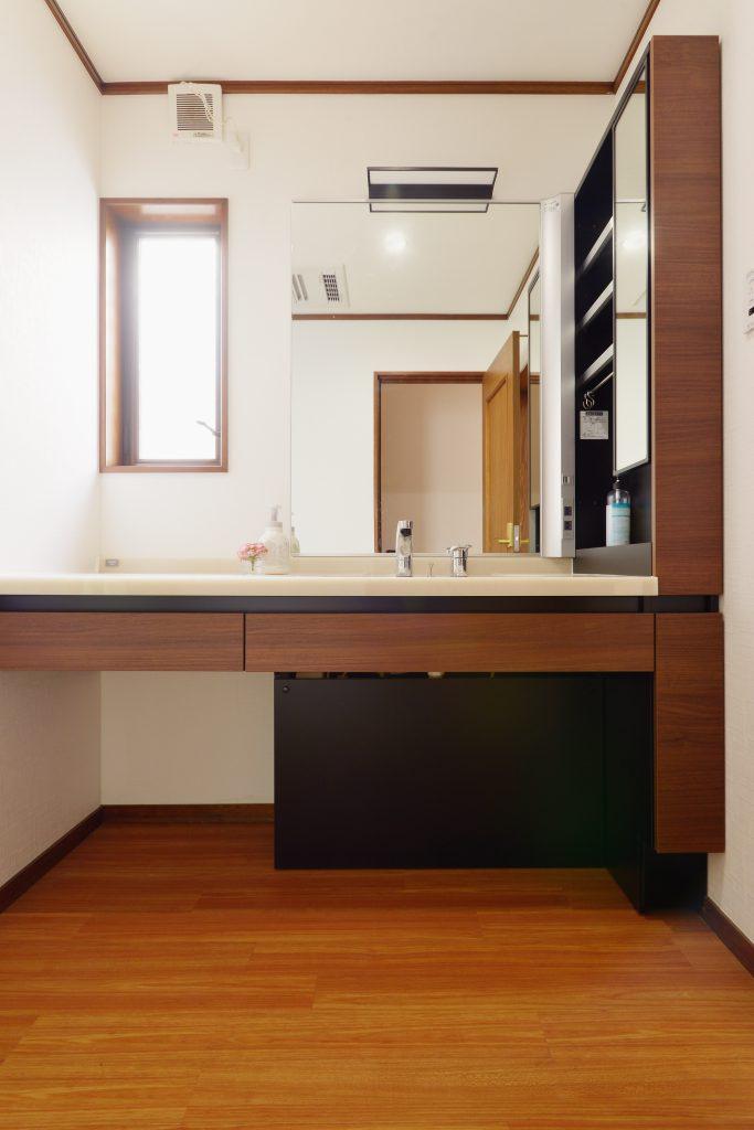 すっきりした洗面台。取り出しやすい収納もグッドです。