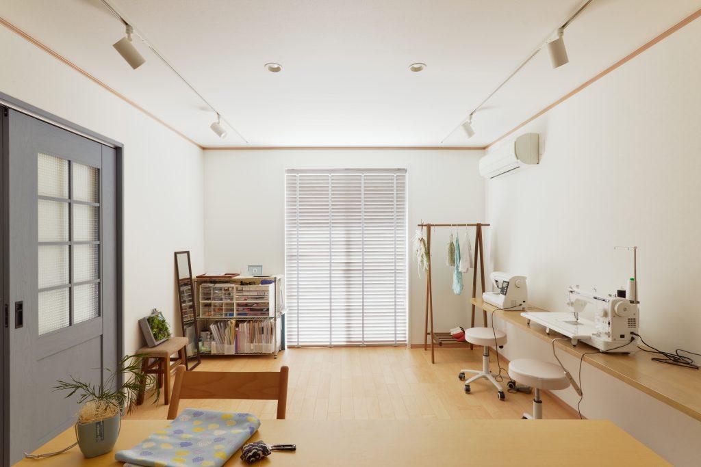 和室だった時は半地下ということもあり少し暗い印象でしたが、メープルのフローリングで明るい雰囲気になりました。