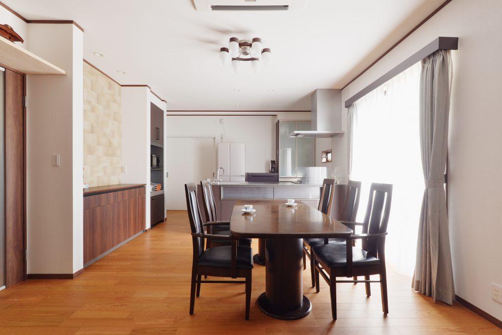 広くゆったりとしたダイニングキッチン。ご家族でお料理ができるオープンキッチンです。キッチン奥にはランドリールーム兼パントリー収納もあるので、お部屋はいつでもすっきり。