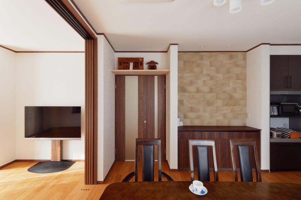 カウンター上部にはエコカラットを貼りました。夜はダウンライトの光が作る陰影も楽しめます。