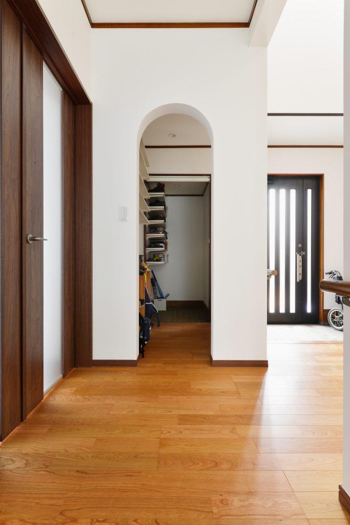 玄関には大きなシューズクローゼット。