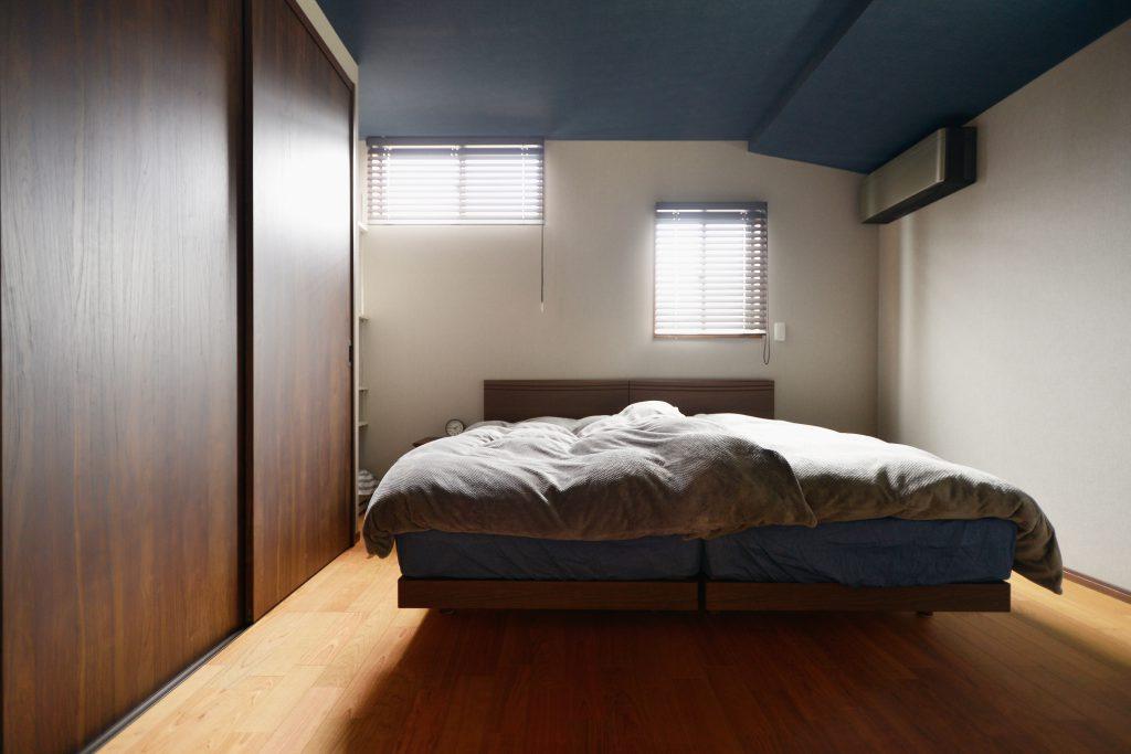 間取りを変えてゆったりサイズの寝室を作りました。たっぷりしまえるクローゼットもあって便利です。