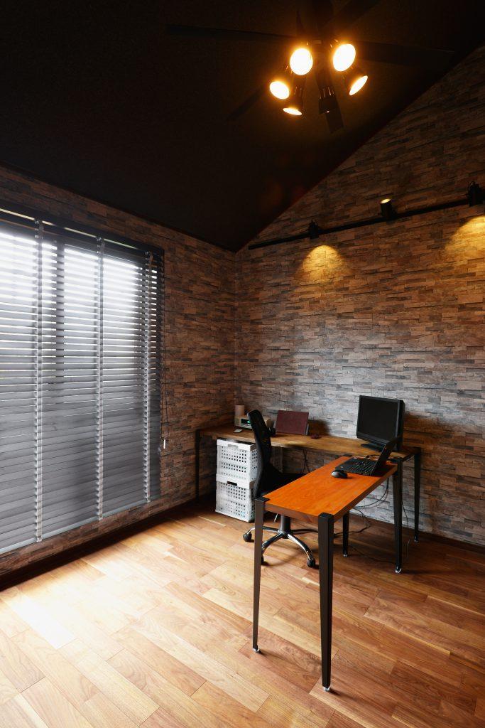 ご主人様の書斎は内装や照明にもこだわりました。