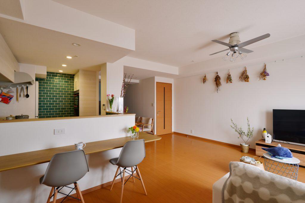 ピクチャーレールで好きなものを飾れるリビング。