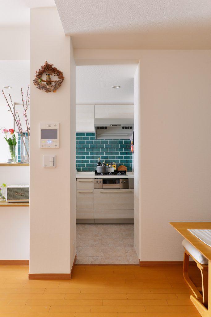 PS周辺の壁をなくしています。印象的なタイルが奥行き感も感じさせてくれます。