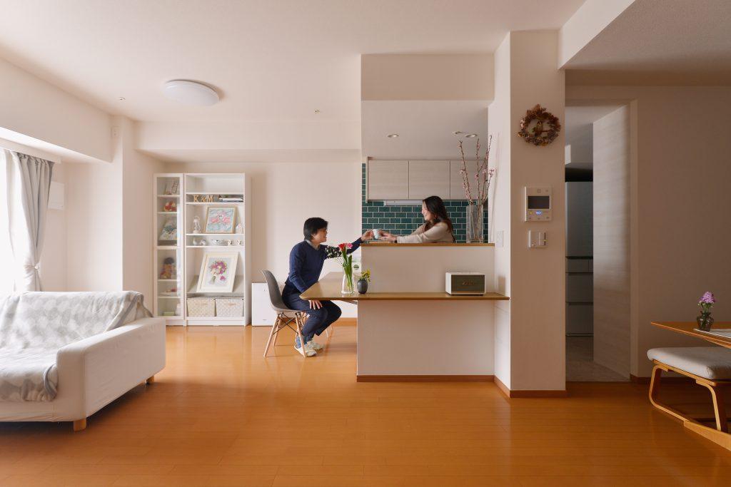 カウンターもキッチンを囲んだL型に。お食事ができたり好きな雑貨を飾るディスプレーコーナーにもなっています。