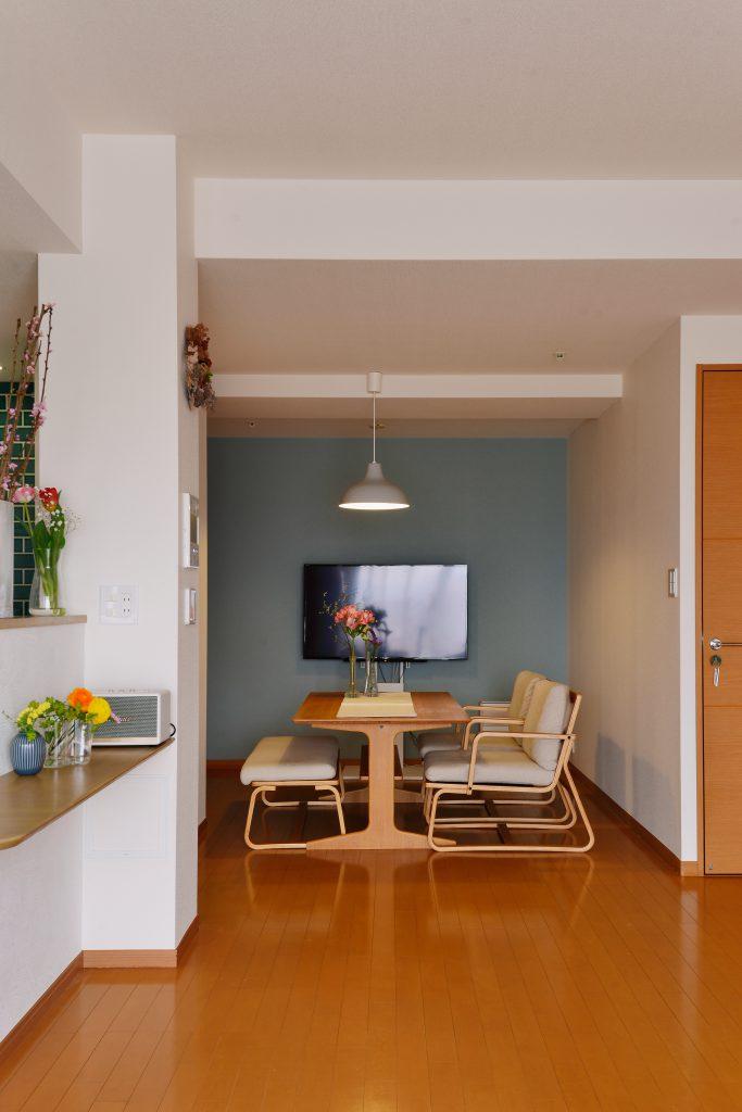 奥まった位置にあるダイニング。アクセントカラーを採用することで圧迫感もなく落ち着いた空間になっています。