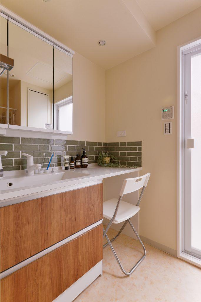 洗面台にもニュアンスカラーのタイルを採用。