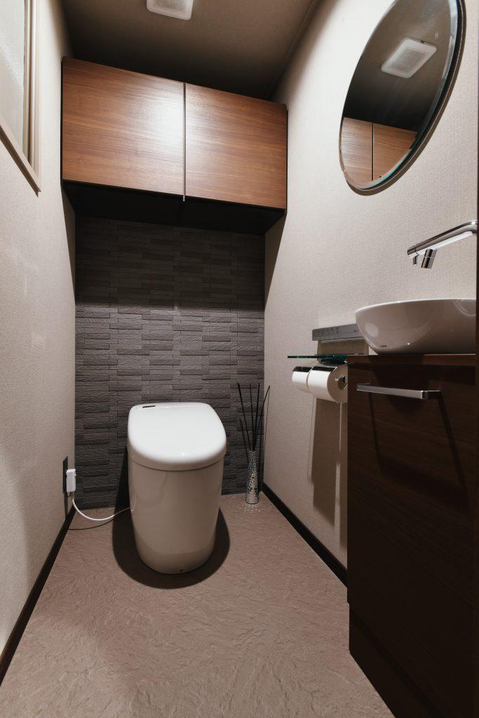 トイレにもエコカラットをあしらって上質感を演出。
