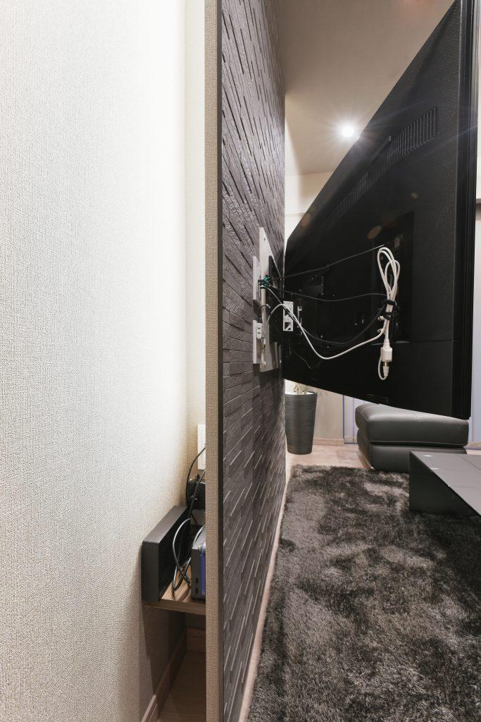 「とにかくかっこよく」するためには生活感のある部分を上手に隠すのがポイント！配線や機器類が見えないようにボードを張り出すように設置しました。