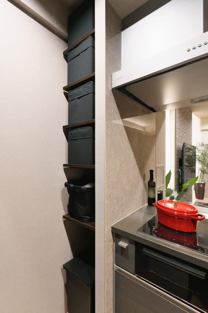 キッチンにできた袖壁も収納として活用。出しやすくしまいやすく、収納量もばっちりです。生活感の出やすいゴミ箱は最下段にすっぽり収まります。
