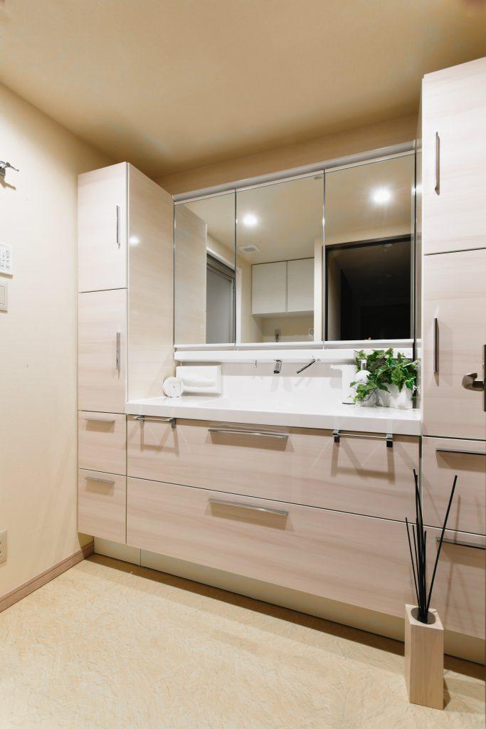 洗面台両脇のキャビネットは通常側面はカラーがありませんが、調和のとれた雰囲気にするため側面にダイノックシート貼って統一感を大事にしました。