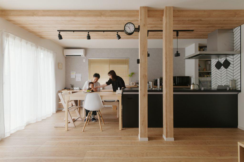 キッチンは対面にレイアウト変更。ダイニングテーブルを横並びにすることで動線も抜群です。