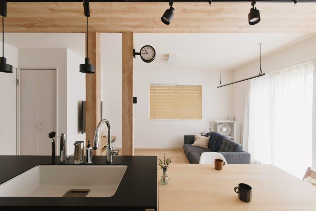 抜けない柱はクロスを貼って空間のアクセントになっています。