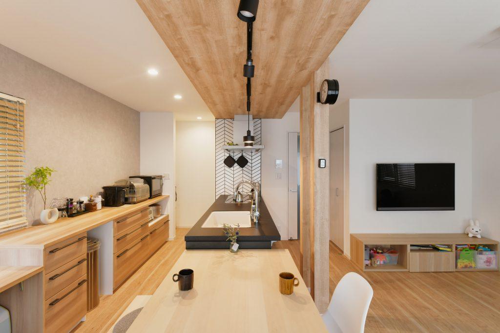 キッチン奥には小ぶりながらパントリーを造りました。生活感が出てしまう冷蔵庫がすっぽり収まっています。