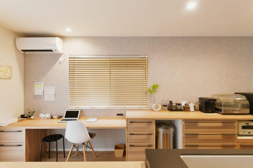 キッチンの背面からつながる壁面は造作収納。モノの量やサイズに合わせて無駄なく造っているので、すっきり見えていても収納量はしっかり確保。収納部の取手はPanasonicキッチンと揃えるこだわりで統一感のある空間になっています。