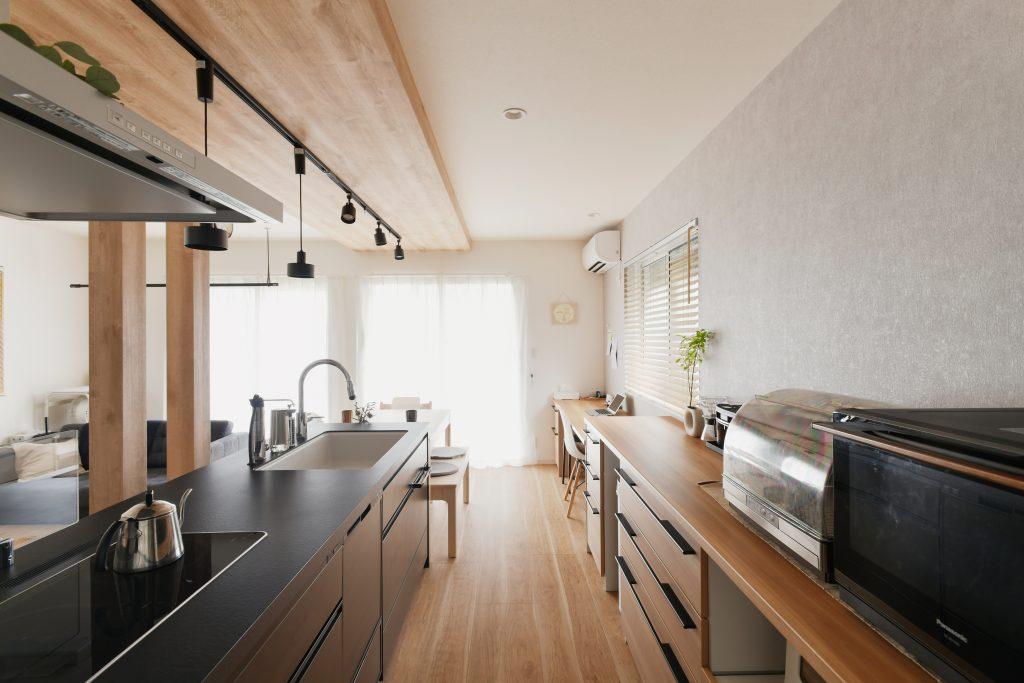 キッチンの背面は計算された収納。調理家電もすっきりと納まるところは造作収納ならではです。