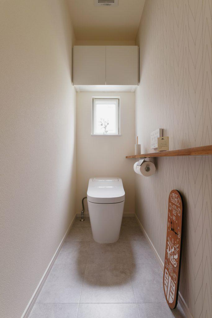 トイレは大きく移動して水廻りを集約しています。トイレを移設したことでLDKの形状がコンパクト＆シンプルになったことも暮らしやすさに繋がっています。