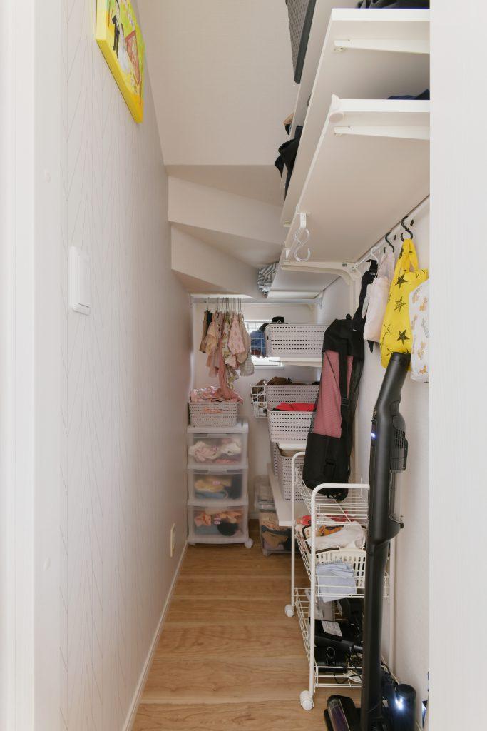 以前のトイレはリビングから使える収納に。生活感が出てしまう必要なものがすっきりとしまえてとても便利です。