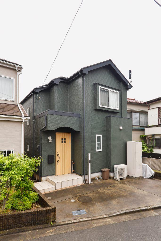 既存のサイディングはいい感じのグリーンに塗装して雰囲気を一新。