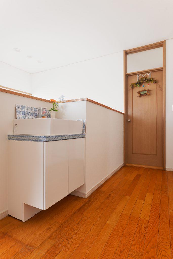 2階階段ホールの手洗い。