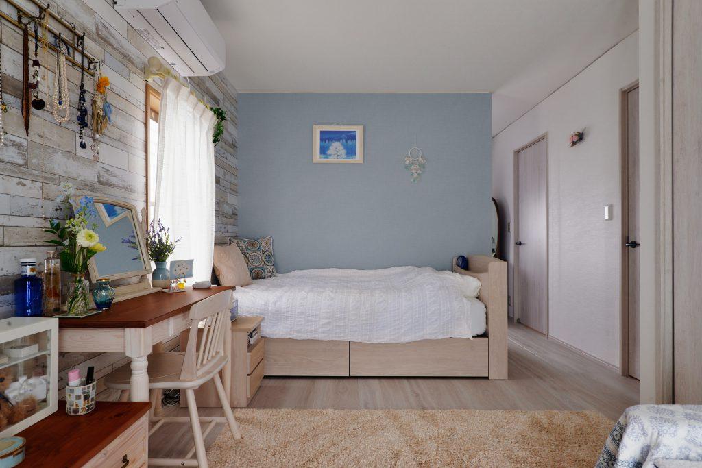 以前はブルーの壁の向こうも一続きのお部屋でしたが、間仕切壁を建ててちょうどよいサイズに仕切りました。壁の向こうは収納として活用しています。