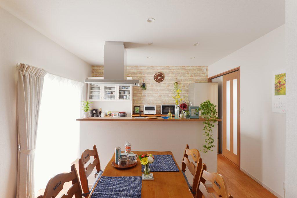 キッチンレイアウトはいろいろご提案した中で最終的にはアイランド型を採用していただきました。左右どちらからも回遊できて動線も抜群。手元が隠れる高さに立ち上げたカウンターですっきり見えています。