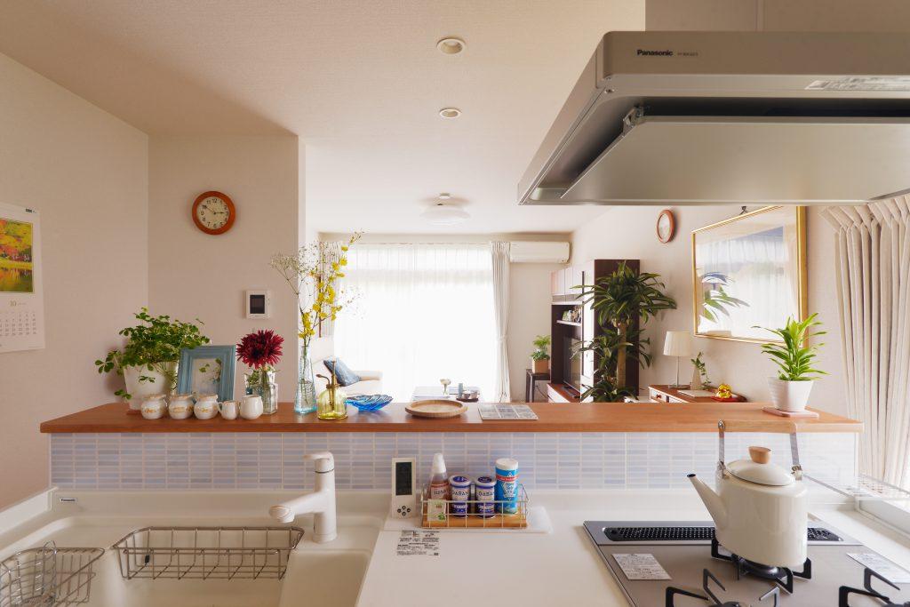 キッチンからはLDKが見渡せる眺めが良いレイアウト。庭の梅の木まで眺められます。