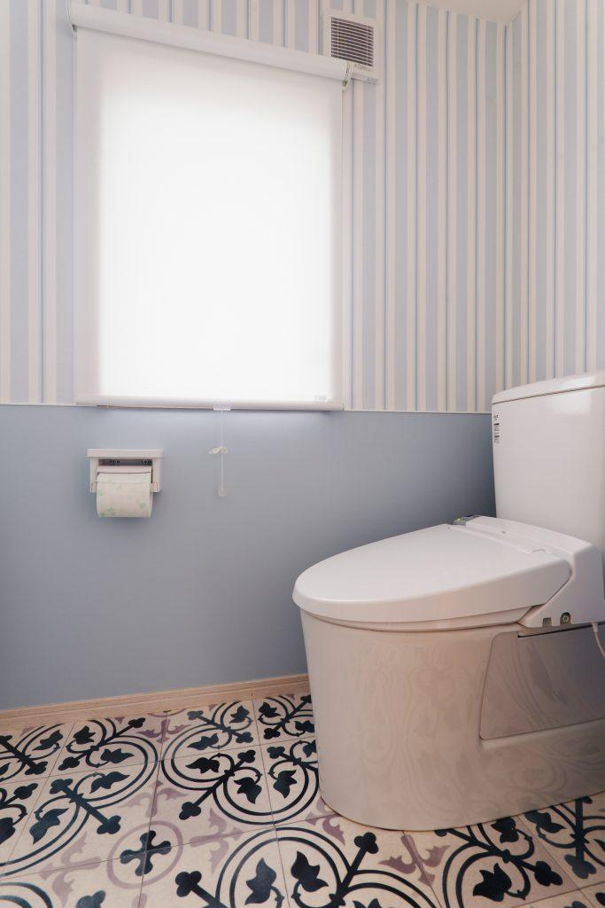 クッションフロアの柄やお好みのブルーを使った内装でトイレも気持ちよく。
