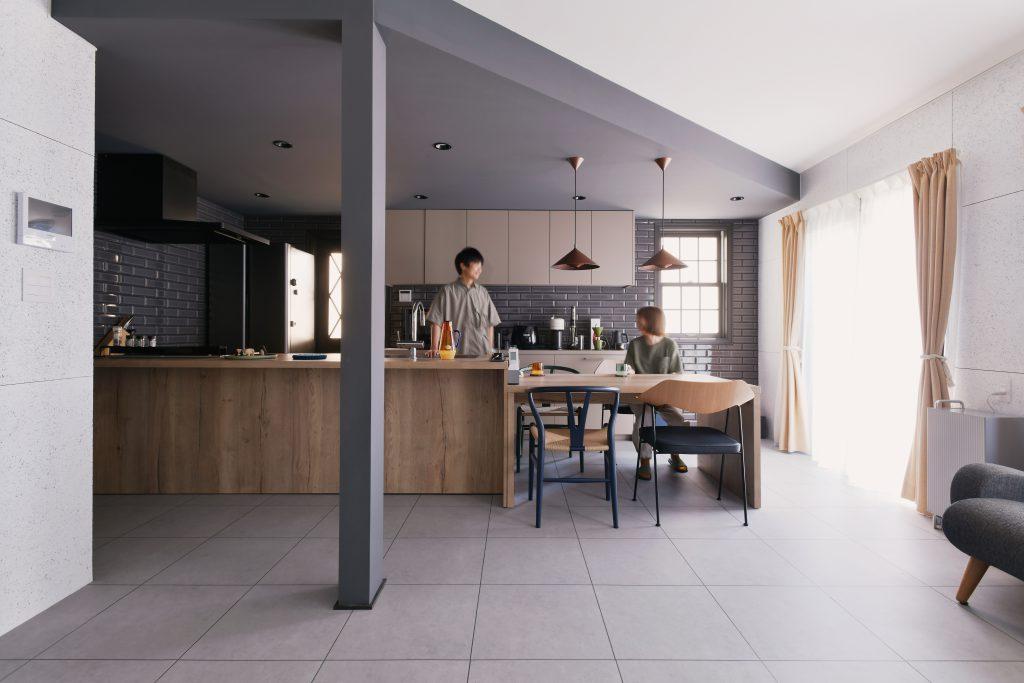 斜めのラインを施した天井で空間に奥行き感を感じさせています。