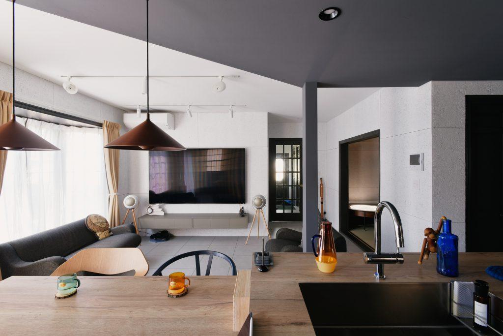 補強のために建てた柱も空間を引き締めるアイテムとして有効活用。天井と同じ色の塗装で仕上げています。